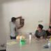 Personel Satresnarkoba Polres Kapuas memasang stiker himbauan, Rabu (10/6/2026).