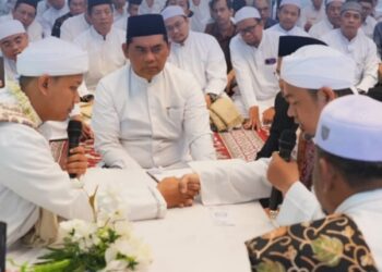 Bupati Barito Utara H. Shalahuddin, menjadi saksi sekaligus menyaksikan akad nikah pengantin di Masjid Raya, Rabu (10/6/2026).