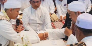 Bupati Barito Utara H. Shalahuddin, menjadi saksi sekaligus menyaksikan akad nikah pengantin di Masjid Raya, Rabu (10/6/2026).