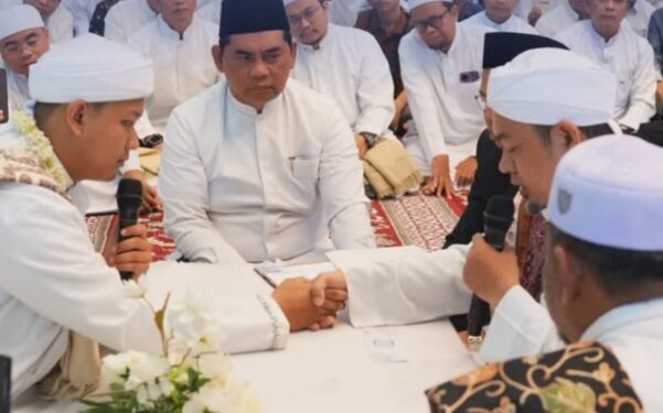 Bupati Barito Utara H. Shalahuddin, menjadi saksi sekaligus menyaksikan akad nikah pengantin di Masjid Raya, Rabu (10/6/2026).