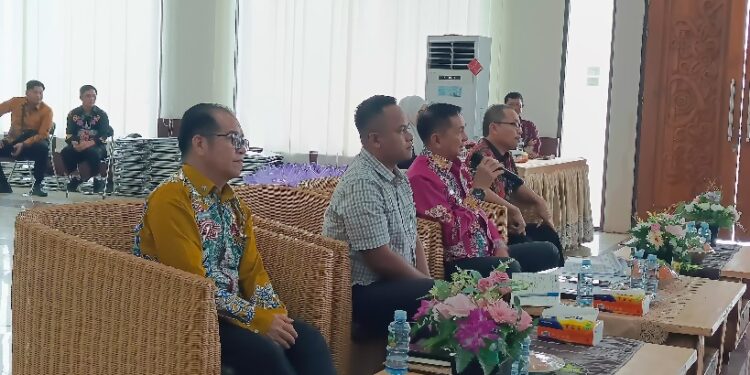 Bupati Bartim M. Yamin, Ketua DPRD Nursulistio, Sekda Misnohartaku, dalam pertemuan dan silahturahmi bersama Asosiasi Kontraktor di Rumah Jabatan Barito Timur, Kamis (11/6/2026).