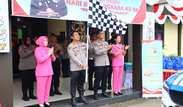 Kapolres Bartim AKBP Eddy Santoso, melepas bansos, Jumat (12/6/2026).