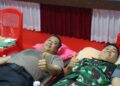 Kapolres Bartim AKBP Eddy Santoso, bersama personel TNI mengikuti proses donor darah, Jumat (12/6/2026).