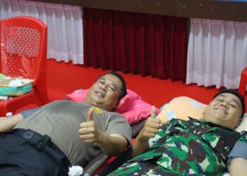 Kapolres Bartim AKBP Eddy Santoso, bersama personel TNI mengikuti proses donor darah, Jumat (12/6/2026).