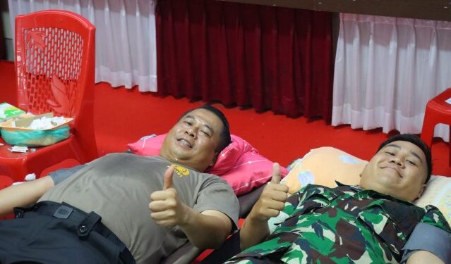 Kapolres Bartim AKBP Eddy Santoso, bersama personel TNI mengikuti proses donor darah, Jumat (12/6/2026).