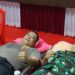 Kapolres Bartim AKBP Eddy Santoso, bersama personel TNI mengikuti proses donor darah, Jumat (12/6/2026).