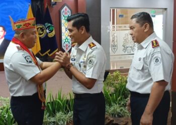 Kepala Rutan Tamiang Layang, Agung Novarianto, yang memberikan ucapan selamat ke Kakamwil Ditjenpas Kalteng yang lama, I Putu Murdiana, dalam acara pisah sambut, Kamis (11/6/2026).