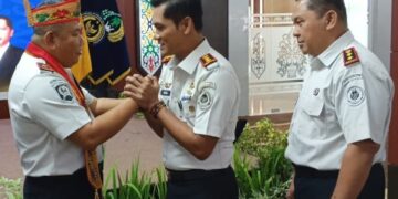Kepala Rutan Tamiang Layang, Agung Novarianto, yang memberikan ucapan selamat ke Kakamwil Ditjenpas Kalteng yang lama, I Putu Murdiana, dalam acara pisah sambut, Kamis (11/6/2026).