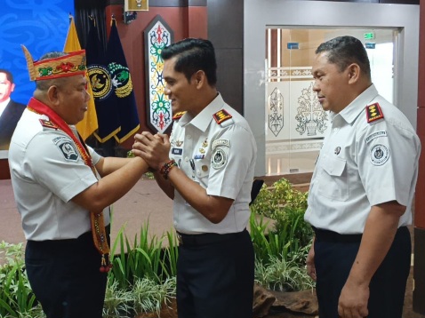Kepala Rutan Tamiang Layang, Agung Novarianto, yang memberikan ucapan selamat ke Kakamwil Ditjenpas Kalteng yang lama, I Putu Murdiana, dalam acara pisah sambut, Kamis (11/6/2026).