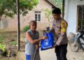 Bhabinkamtibmas Pulau Patai yang menyerahkan langsung bansos dari Polres Barito Timur, Jumat (12/6/2026).