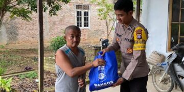 Bhabinkamtibmas Pulau Patai yang menyerahkan langsung bansos dari Polres Barito Timur, Jumat (12/6/2026).