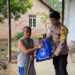 Bhabinkamtibmas Pulau Patai yang menyerahkan langsung bansos dari Polres Barito Timur, Jumat (12/6/2026).