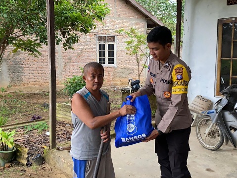 Bhabinkamtibmas Pulau Patai yang menyerahkan langsung bansos dari Polres Barito Timur, Jumat (12/6/2026).