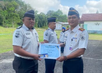 Kepala Rutan Tamiang Layang, Agung Novarianto, menyerahkan penghargaan, Senin (8/6/2026).