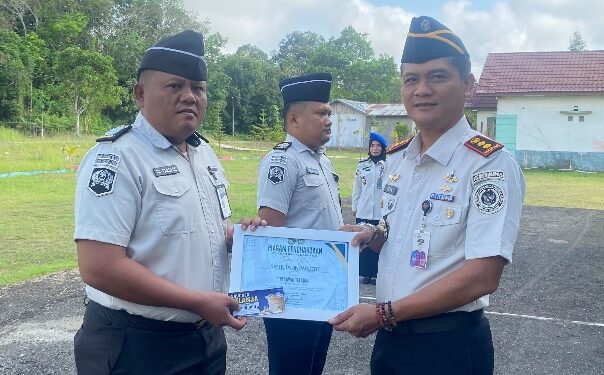 Kepala Rutan Tamiang Layang, Agung Novarianto, menyerahkan penghargaan, Senin (8/6/2026).