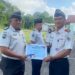Kepala Rutan Tamiang Layang, Agung Novarianto, menyerahkan penghargaan, Senin (8/6/2026).