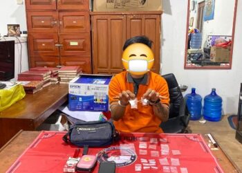 AS (28) alias Mucek (28) beserta barang bukti yang diamankan. (Ist)