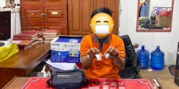 AS (28) alias Mucek (28) beserta barang bukti yang diamankan. (Ist)