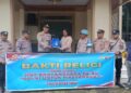 Kapolsek Dusun Timur, IPDA Sulkhan Sururi, menyerahkan bantuan sosial yang diterima koster atau penjaga GKE Yakin, Jumat (19/6/2026).