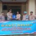 Kapolsek Dusun Timur, IPDA Sulkhan Sururi, menyerahkan bantuan sosial yang diterima koster atau penjaga GKE Yakin, Jumat (19/6/2026).