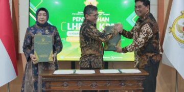 Bupati Barito Utara H. Shalahuddin, menerima dokumen LHP Keuangan Tahun Anggaran 2025 dari BPK RI di Palangka Raya, Jumat (19/6/2026).