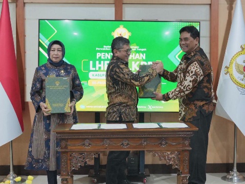 Bupati Barito Utara H. Shalahuddin, menerima dokumen LHP Keuangan Tahun Anggaran 2025 dari BPK RI di Palangka Raya, Jumat (19/6/2026).