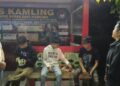 Personel Satresnarkoba Polres Kapuas ketika bercengkrama dengan para pemuda yang berada di Posko Kampung Bebas Narkoba di Kelurahan Selat Utara, Sabtu (20/6/2026).