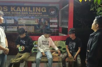 Personel Satresnarkoba Polres Kapuas ketika bercengkrama dengan para pemuda yang berada di Posko Kampung Bebas Narkoba di Kelurahan Selat Utara, Sabtu (20/6/2026).