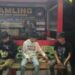Personel Satresnarkoba Polres Kapuas ketika bercengkrama dengan para pemuda yang berada di Posko Kampung Bebas Narkoba di Kelurahan Selat Utara, Sabtu (20/6/2026).