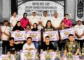 Asisten II Setda Barut, Bahrum F. Girsang, berpose dengan para juara, Sabtu (20/6/2026).