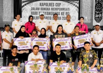 Asisten II Setda Barut, Bahrum F. Girsang, berpose dengan para juara, Sabtu (20/6/2026).