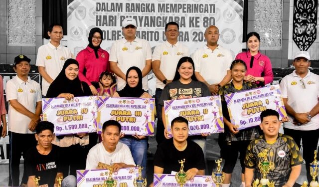 Asisten II Setda Barut, Bahrum F. Girsang, berpose dengan para juara, Sabtu (20/6/2026).
