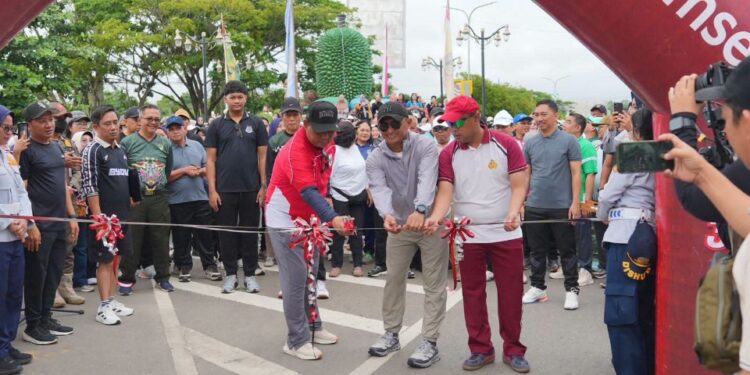 Bupati Barito Utara, H. Shalahuddin, meresmikan kawasan car free day di Bundaran Buah, Minggu (21/6/2026).