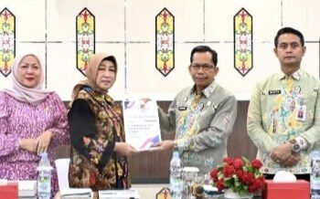 Ketua DPRD Kabupaten Barito Utara, Hj. Mery Rukaini, didampingi Wakil Ketua II DPRD Hj. Henny Rosgiaty Rusli, Ketua Bapemperda Hj. Sri Neni Trianawati, sejumlah anggota DPRD, tim penyusun naskah akademik, serta jajaran Kantor Wilayah Kementerian Hukum Kalimantan Tengah.