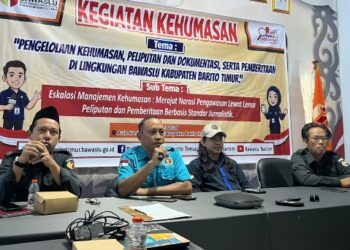 Ketu PWI Bartim, Agustinus Bole Malo, memberikan menjadi narasumber dalam kegiatan kehumasan yang diselenggarakan Bawaslu setempat, Senin (22/6/2026).