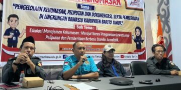 Ketu PWI Bartim, Agustinus Bole Malo, memberikan menjadi narasumber dalam kegiatan kehumasan yang diselenggarakan Bawaslu setempat, Senin (22/6/2026).