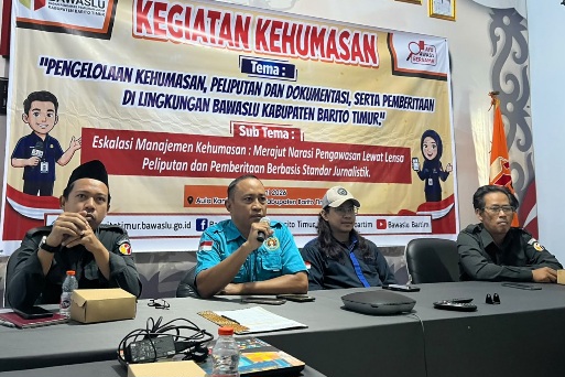 Ketu PWI Bartim, Agustinus Bole Malo, memberikan menjadi narasumber dalam kegiatan kehumasan yang diselenggarakan Bawaslu setempat, Senin (22/6/2026).