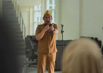 Bupati Barito Utara, H. Shalahuddin, memimpin apel pagi di Kantor Inspektorat setempat, Senin (22/6/2026).