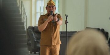 Bupati Barito Utara, H. Shalahuddin, memimpin apel pagi di Kantor Inspektorat setempat, Senin (22/6/2026).