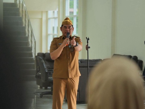 Bupati Barito Utara, H. Shalahuddin, memimpin apel pagi di Kantor Inspektorat setempat, Senin (22/6/2026).