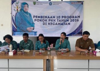 Ketua I Bidang Pembinaan Karakter Keluarga TP PKK Kabupaten Barito Timur, Ny. Rada Karuniani Garu, dalam kegiatan pembinaan program kelembagaaan dan admistrasi di Kecamatan Raren Batuah, Senin (22/6/2026).