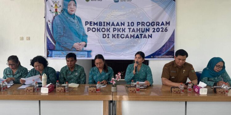 Ketua I Bidang Pembinaan Karakter Keluarga TP PKK Kabupaten Barito Timur, Ny. Rada Karuniani Garu, dalam kegiatan pembinaan program kelembagaaan dan admistrasi di Kecamatan Raren Batuah, Senin (22/6/2026).