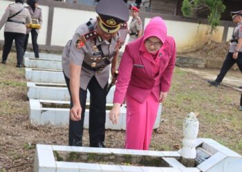 Kapolres Bartim AKBP Eddy Santoso, dan Ketua Bhayangkari Cabang Barito Timur, menaburkan bunga dalam ziarah di TMP Satria Ampah, Selasa (23/6/2026).