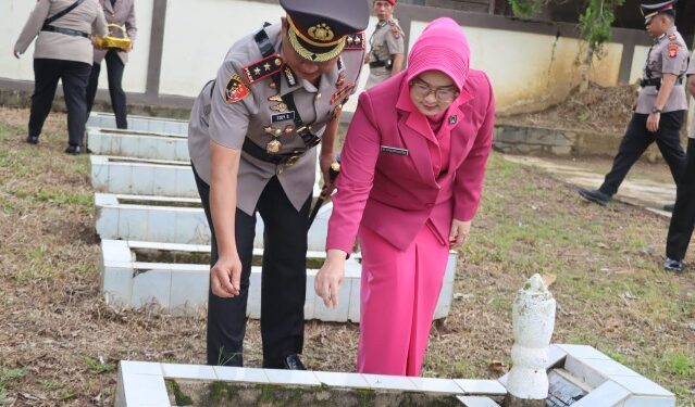 Kapolres Bartim AKBP Eddy Santoso, dan Ketua Bhayangkari Cabang Barito Timur, menaburkan bunga dalam ziarah di TMP Satria Ampah, Selasa (23/6/2026).