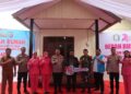 Kapolres Bartim AKBP Eddy Santoso, menyerahkan kunci kepada penerima manfaat program bedah rumah sambut Hari Bhayangkara ke-80, Selasa (23/6/2026).