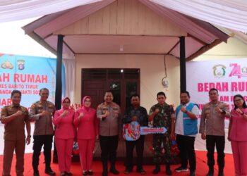 Kapolres Bartim AKBP Eddy Santoso, menyerahkan kunci kepada penerima manfaat program bedah rumah sambut Hari Bhayangkara ke-80, Selasa (23/6/2026).