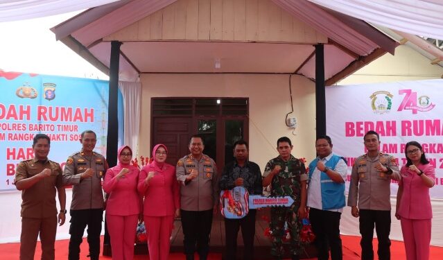 Kapolres Bartim AKBP Eddy Santoso, menyerahkan kunci kepada penerima manfaat program bedah rumah sambut Hari Bhayangkara ke-80, Selasa (23/6/2026).