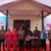 Kapolres Bartim AKBP Eddy Santoso, menyerahkan kunci kepada penerima manfaat program bedah rumah sambut Hari Bhayangkara ke-80, Selasa (23/6/2026).