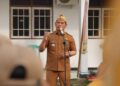 Bupati Barito Utara, H. Shalahuddin, memimpin apel pagi di Kantor DPMDSos setempat, Selasa (23/6/2026).