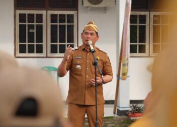 Bupati Barito Utara, H. Shalahuddin, memimpin apel pagi di Kantor DPMDSos setempat, Selasa (23/6/2026).